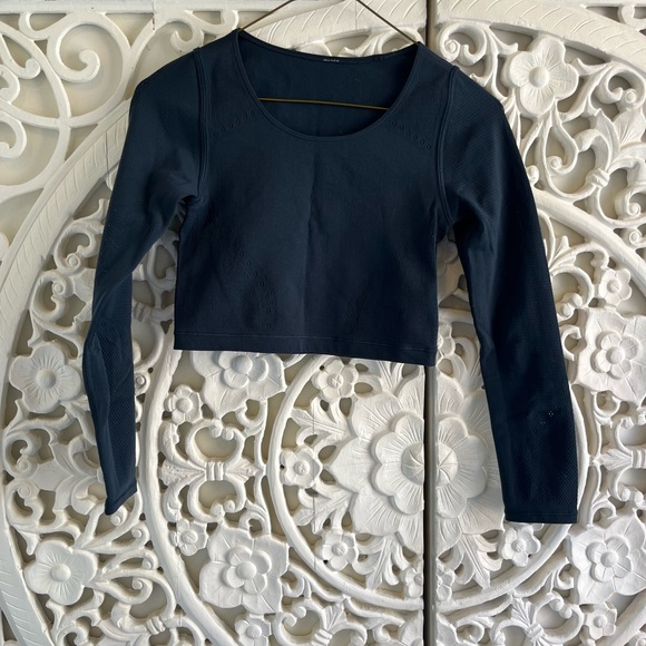 lululemon athletica Tops - Lululemon Navy Long Sleeve Crop Top Mesh Detail Athletic Training Top Small